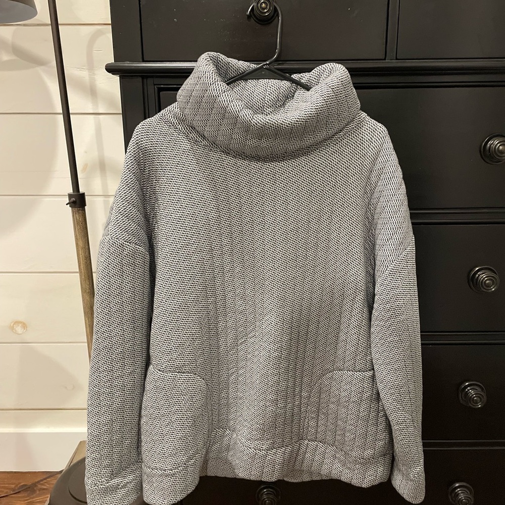 GAP Black and White Patterned Pullover
